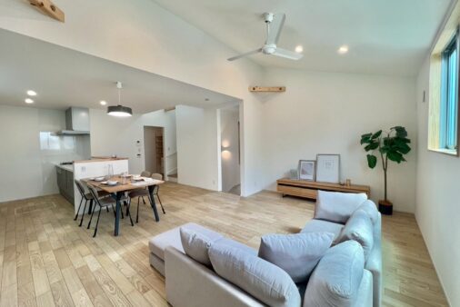 新築　美住町　1号棟　リビングから上がるルーフバルコニーのある家