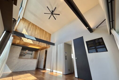 戸建　中海岸2丁目　駅徒歩12分！ビルトインガレージ付き！拘りの築浅注文住宅で楽しむ湘南ライフ