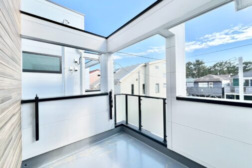 新築　東海岸南3丁目2号棟　海徒歩約4分、床暖房や勾配天井のあるモダンな邸宅　