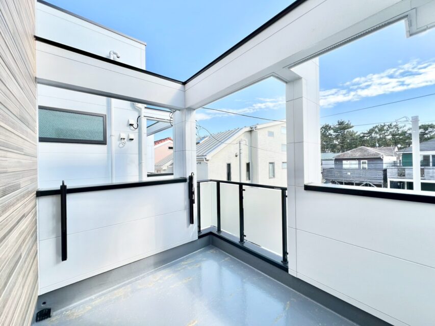 新築　東海岸南3丁目2号棟　海徒歩約4分、床暖房や勾配天井のあるモダンな邸宅　