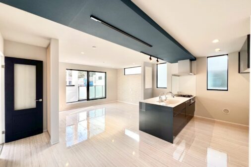 新築　東海岸南3丁目3号棟　海徒歩約4分、リビング横の和室で家族団らんできるモダンな邸宅　