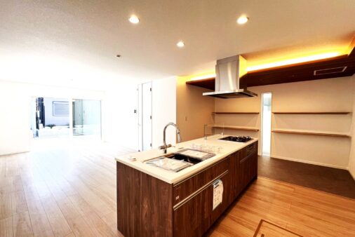 新築 松が丘1丁目  2号棟  LDK約22.7帖！カースペース2台の物件です！