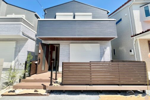 新築 松が丘1丁目  1号棟　ウッドデッキ付き日当たり良好  カースペース2台の物件です！