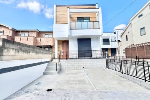 新築　東海岸南3丁目1号棟　海徒歩約4分、白い外壁にウッドが映えるモダンな邸宅　