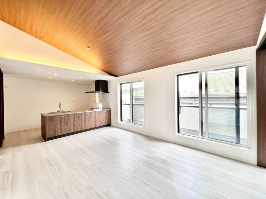 新築 松が丘1丁目  7号棟 日当りの良い2階リビングは扉を開けると22帖超えの広々空間です！